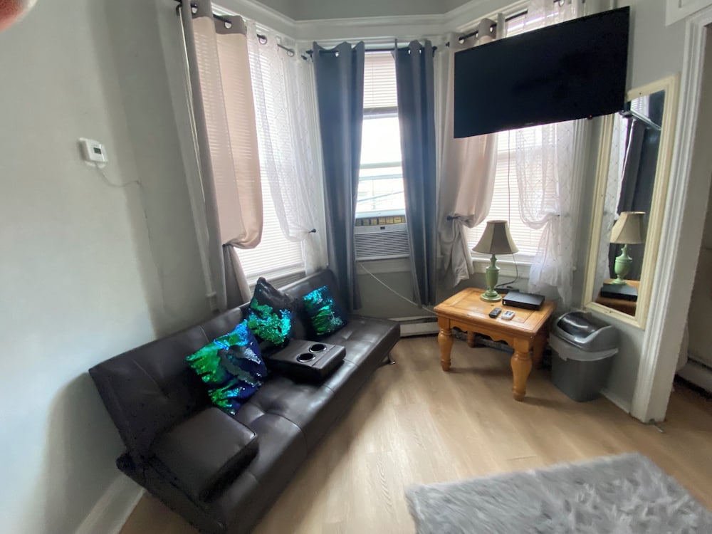 Charming 2 Bedrooms apt One Step to NYC