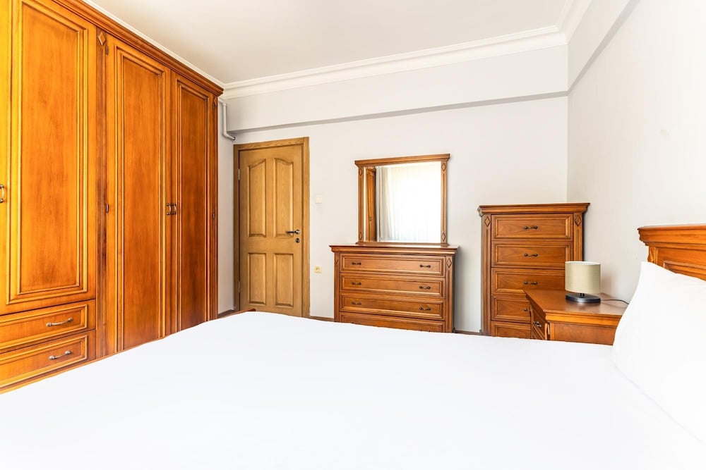 Chic Residence w Balcony 10 min to Hilltown Mall