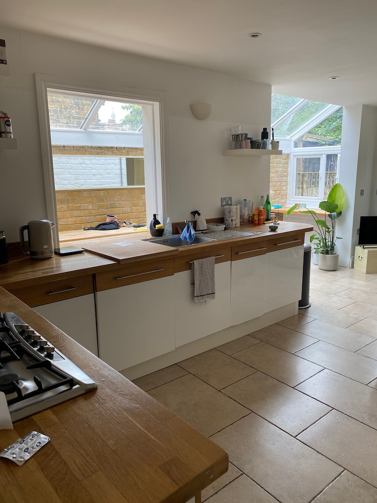 Modern, Spacious 1 Bedroom Garden Flat Sw18