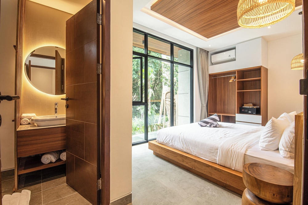Elegant 5BR Canggu Villa 400m to Pristine Beach