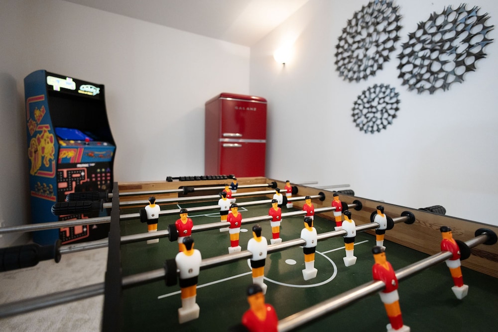 Cascadia Family Mansion Hot Tub Game Room Gym