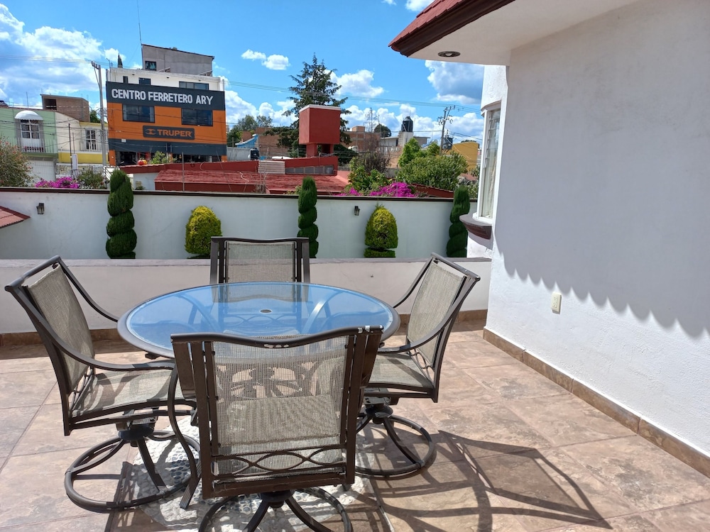 La Aurora Hotel like Home