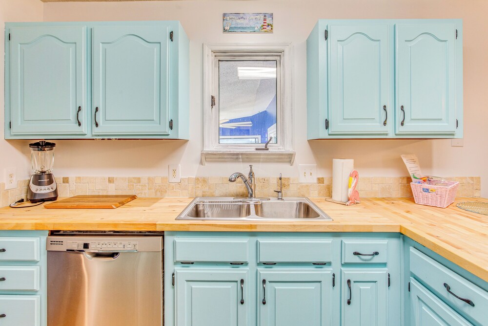 3 Mi to Ocean: Home w/ Deck in Little River!