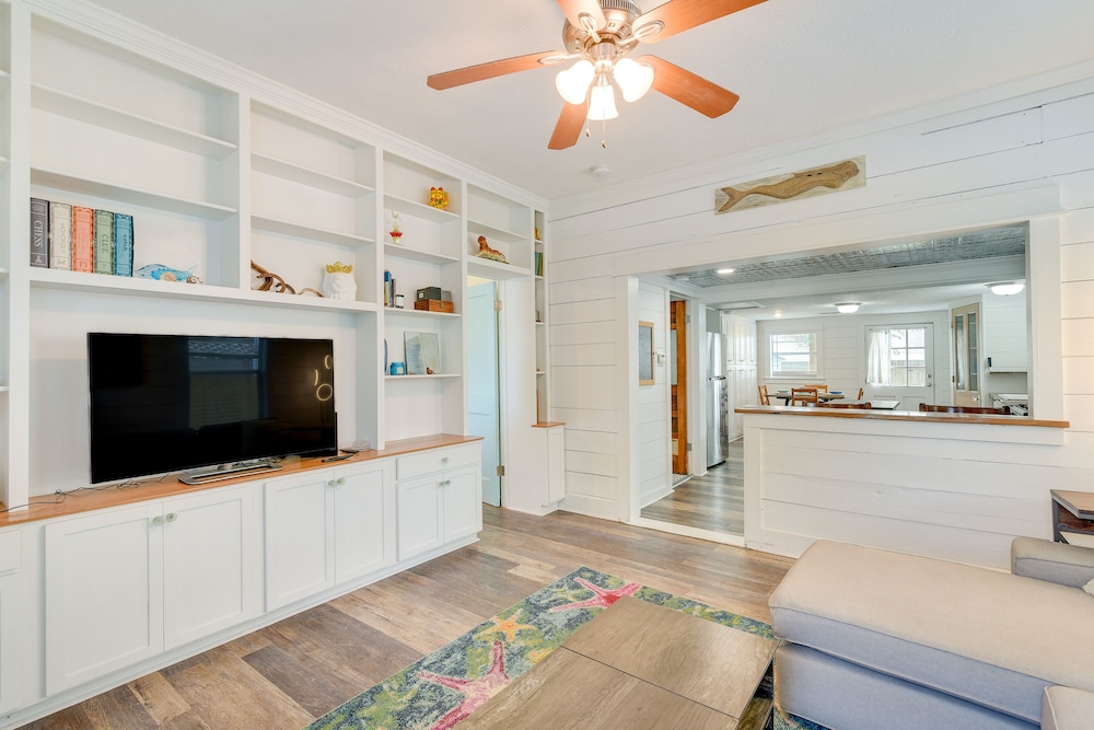 Galveston Vacation Rental: Deck & Central Location