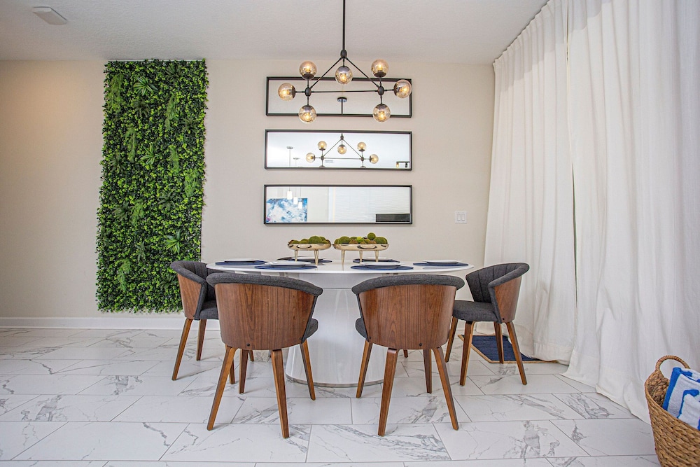 396 - 4bd/3ba Luxurious Homechampions Gate Resort