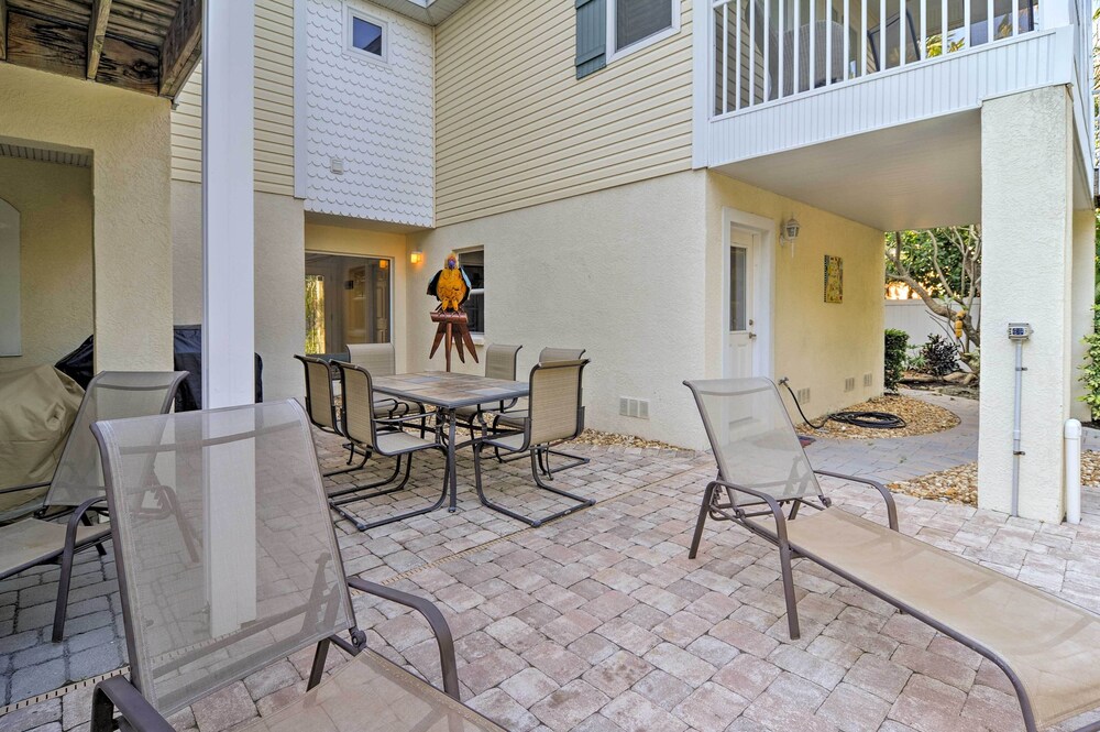 Holmes Beach Family Home: Private Pool & 3 Decks!