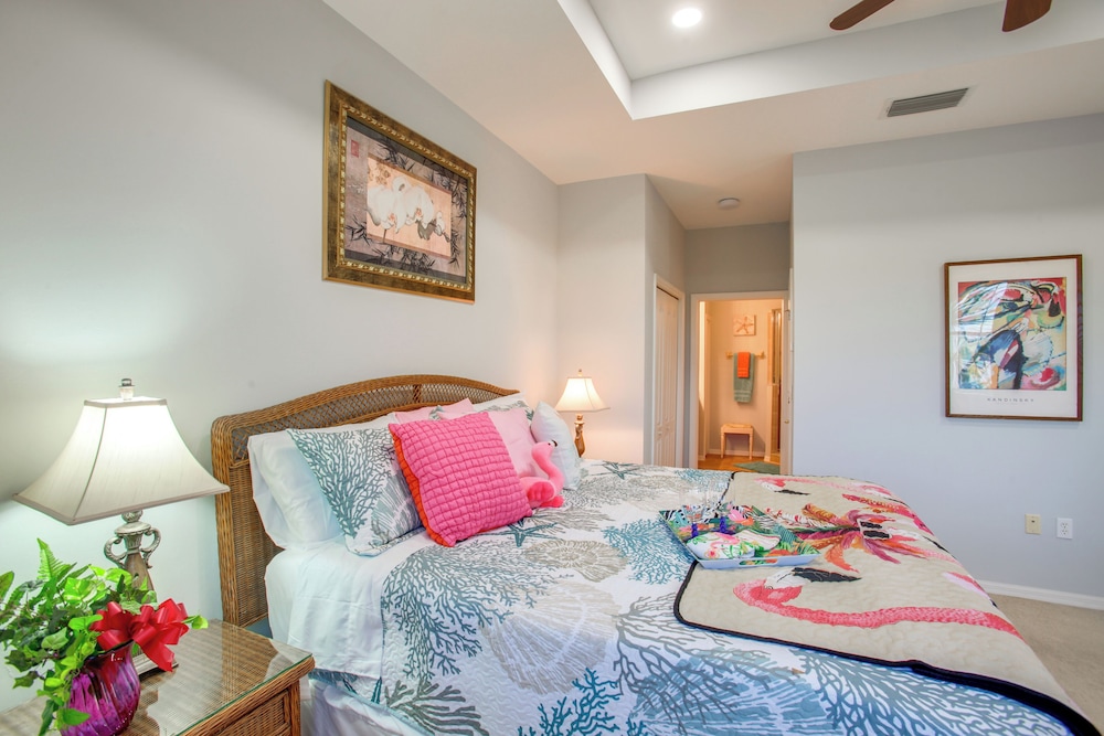 3 Mi to Dtwn Fort Myers: Condo w/ Pool & Hot Tub