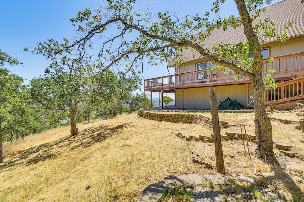 Deck + Views: Scenic Yosemite Lakes Retreat