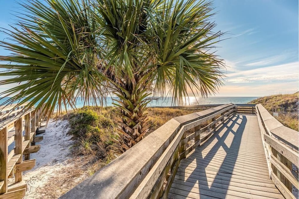 Home Near 30 A: Walk to Beach, Shops & Bicycles!