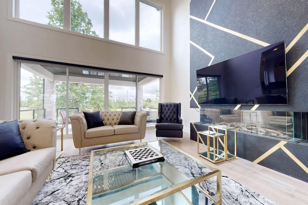 Lucky Mansion Luxury Villa in Fort Erie
