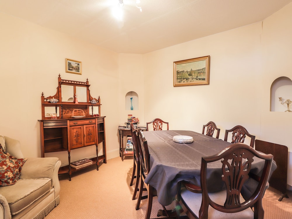Holly Hoose