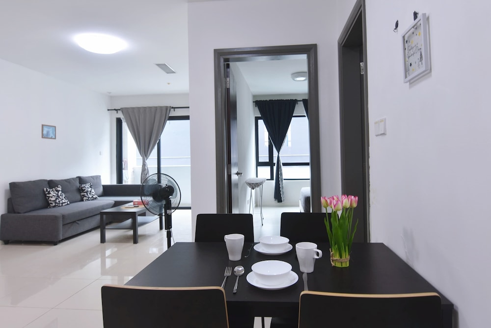 Chic Suasana JB Suite, Cozy Stay With Balcony