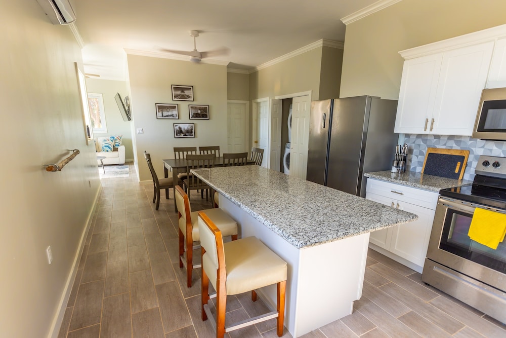 Seas The Day - Brand New Villa W/ocean View, Walk To Rainbow Bea 3 Bedroom Home