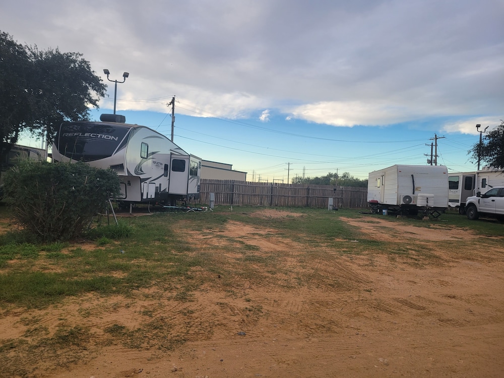 Cotulla Whitten Inn
