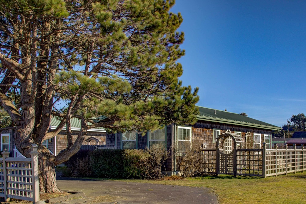 Chic 'summer House Cottage' Walk to Ocean! view 2