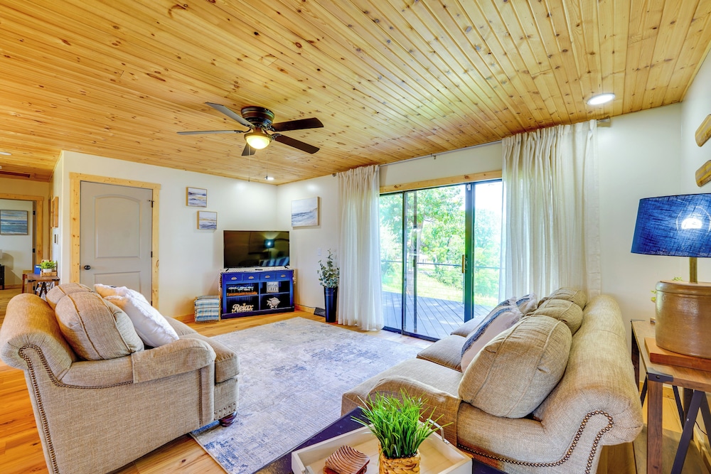 Near Table Rock Lake: Family Home w/ Deck & Views