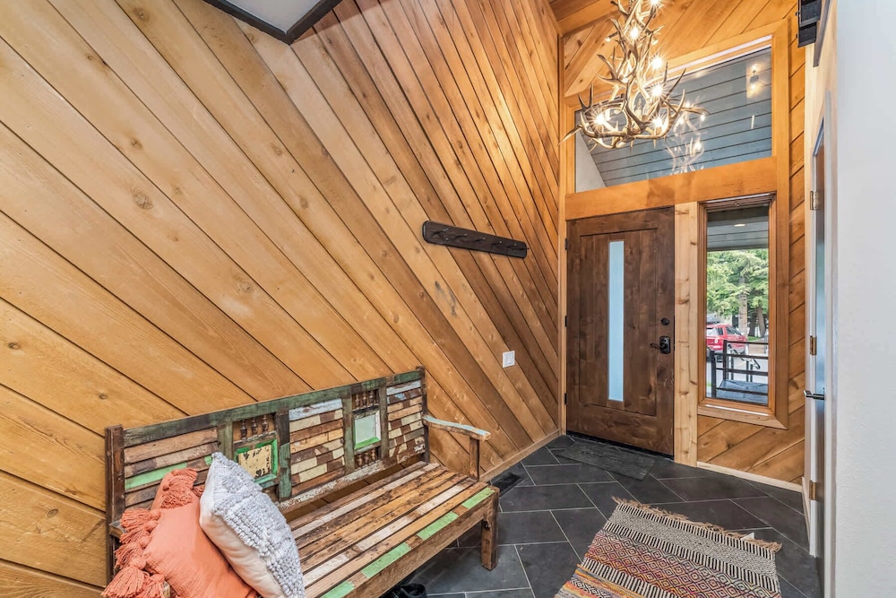 Ridgepoint Retreat Mountain Escape for 8 w/ Resort Amenities