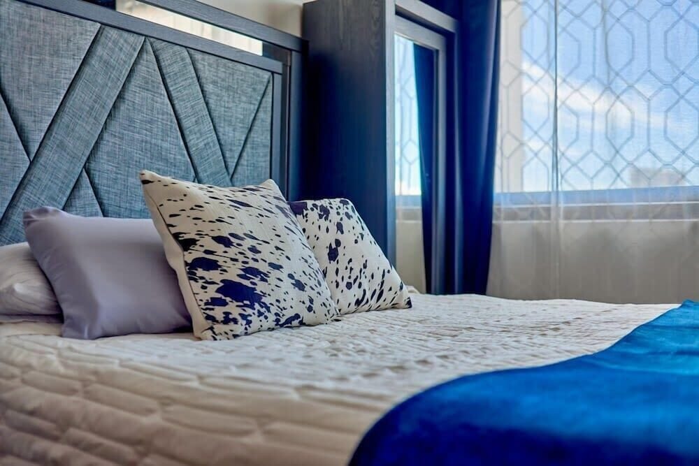 1BR Apartment - Private Balcony - Pool - Gym