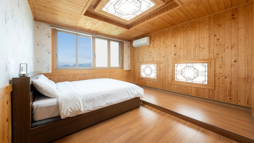 Jigeum Yeosu Ocean View Pension