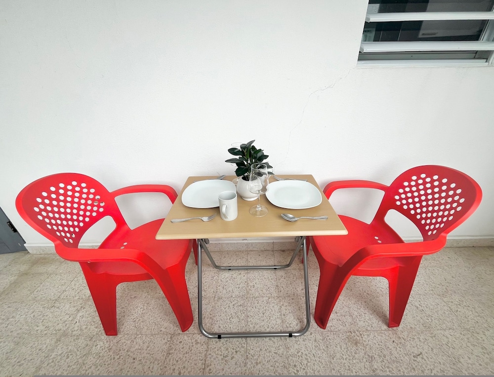 Centrally Located Sunny Apartment Walk to Beaches