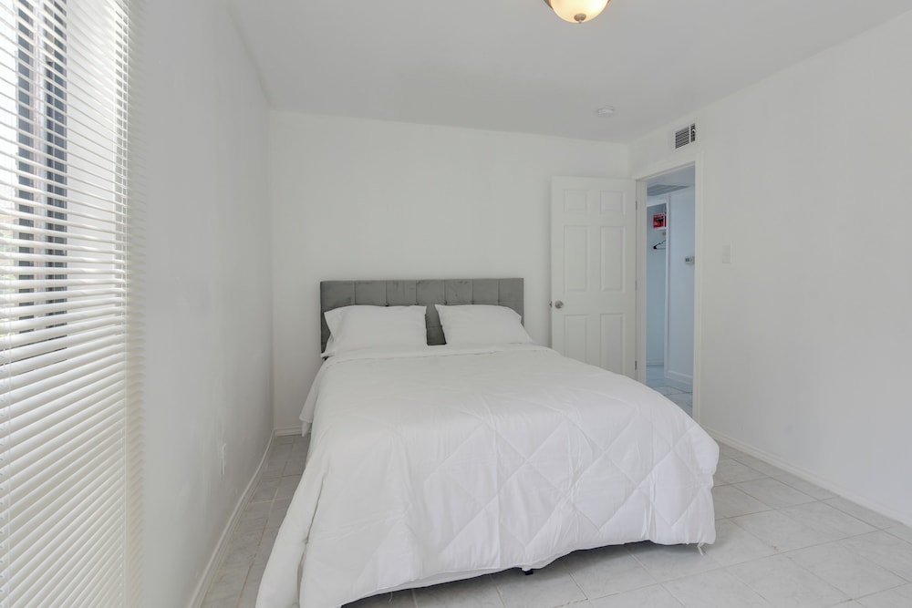 15 Mi to Dtwn Houston: Condo in Gated Community