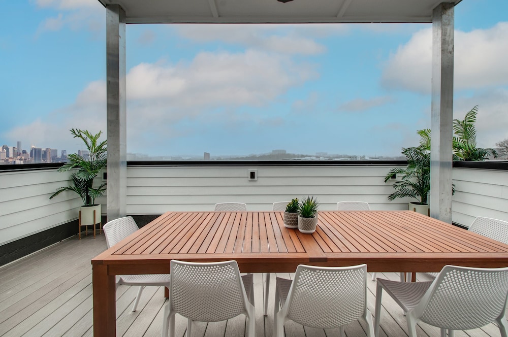 Rooftop DT City Views - Bluebird Karaoke - 14 Beds