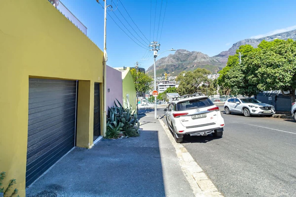 Funky Pet Friendly 2-bedroom Escape Bo-kaap