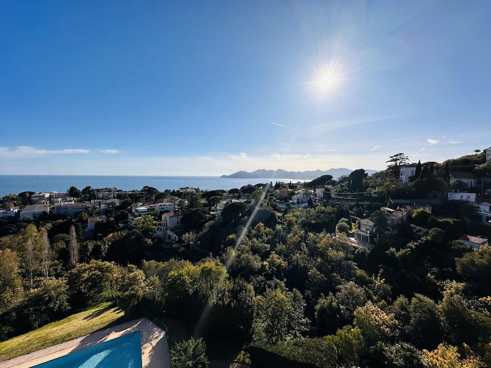 Large Light and Modern 2 Bedroomed Apartment in Cannes With Sea Views Pool and Lovely Terrace - 1503