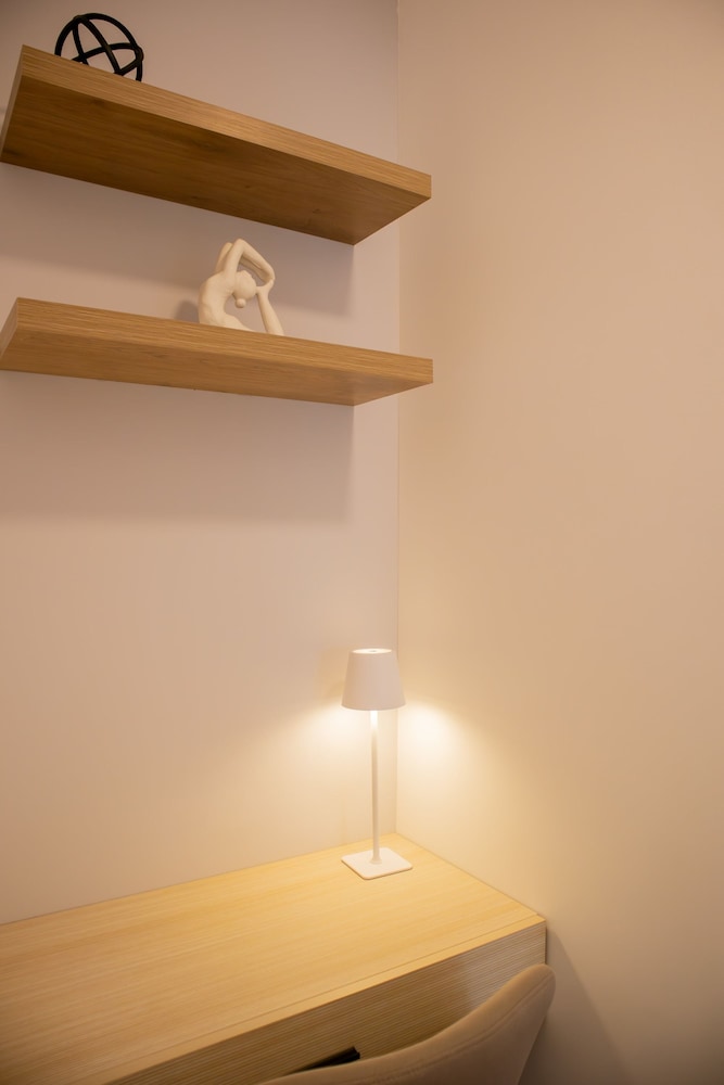 w Sunlit 1BR w Private Balcony in Miraflores