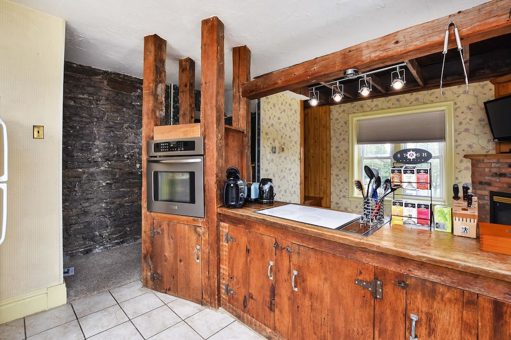 Brockville Vacations - The Noble Suites - Property Image 85