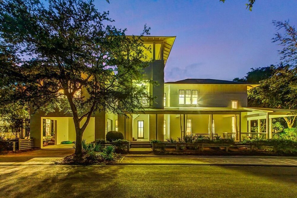 The White House of Watercolor 4 Bedroom Holiday Home by Five Star Properties