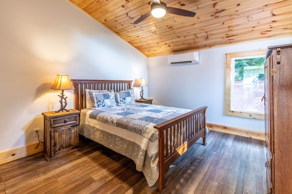 Stunning 2BR Cabin with Mountain Views view 5