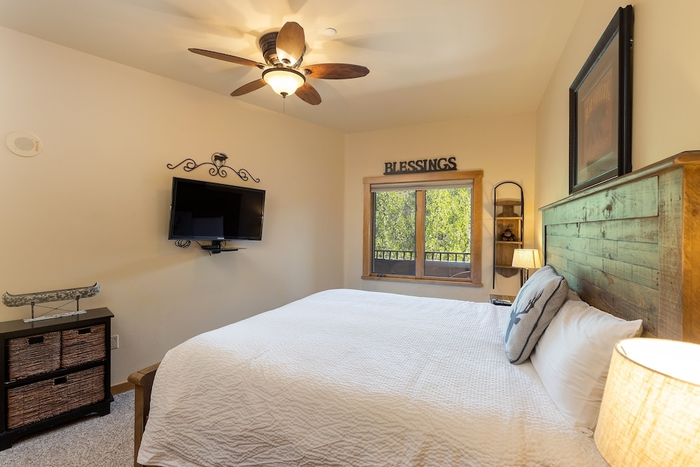 8115 Arapahoe Lodge 1 Bedroom Condo by RedAwning view 3