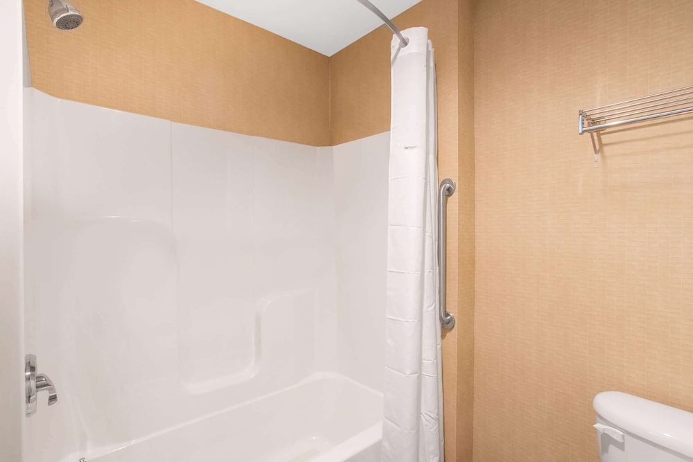 Super 8 by Wyndham Galva - Property Image 11