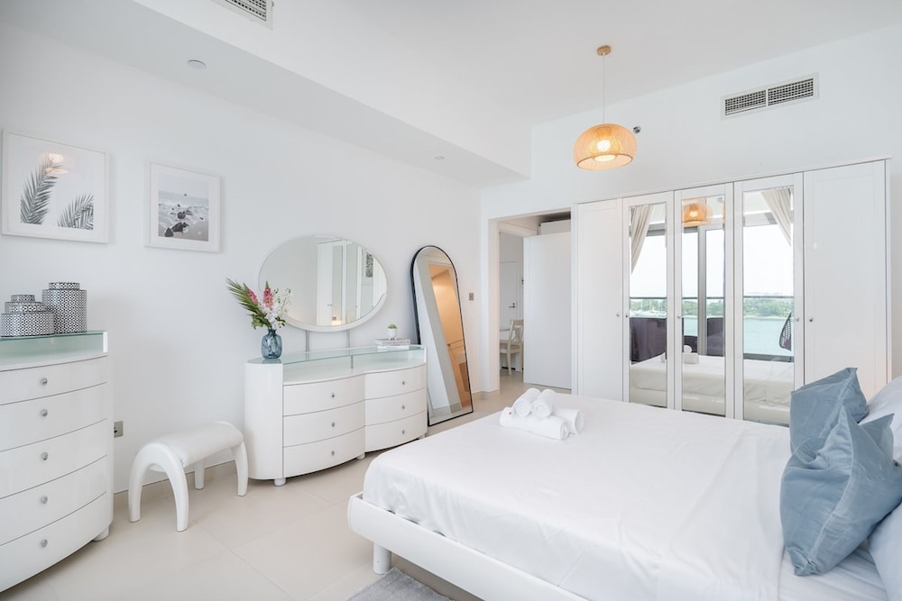 Peaceful and Airy 1-bedroom Apartment With the Palm Beach View