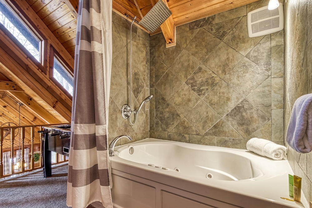 Fantastic Pet Friendly Cabin Hot Tub Fire Pit