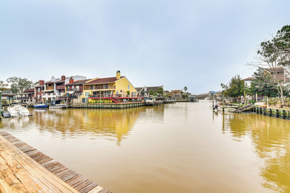 7 Mi to Kemah Boardwalk: Waterfront Houston Condo