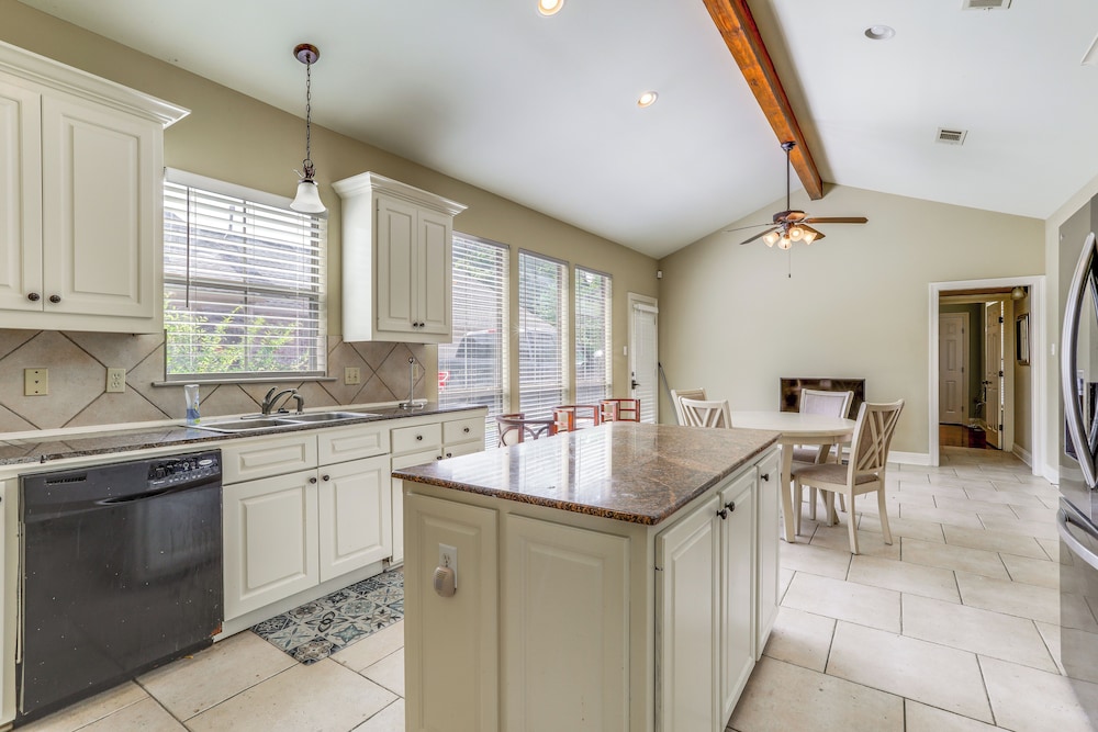 Easy Access to I-10: Family Home in Prairieville!