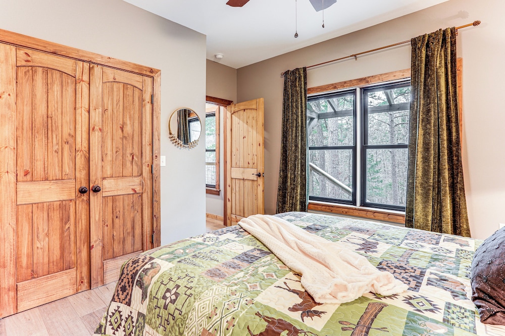 Lake Views & Golf Access at Secluded Drasco Lodge