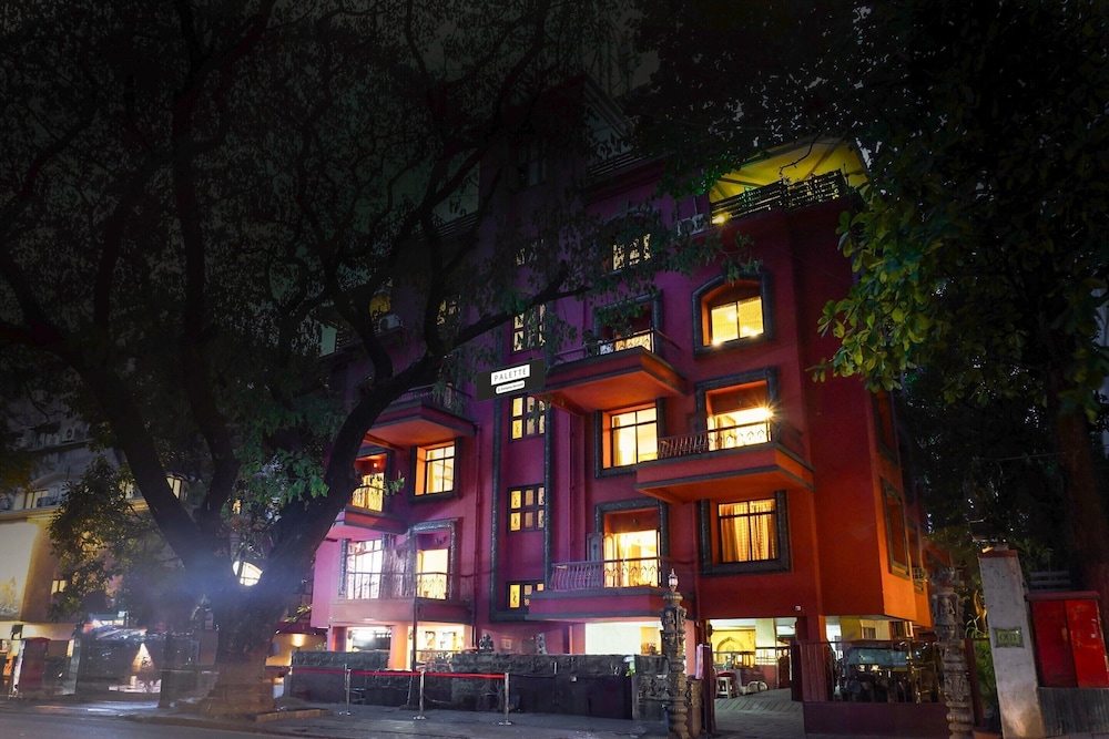 Premium Stays Near Fergusson College