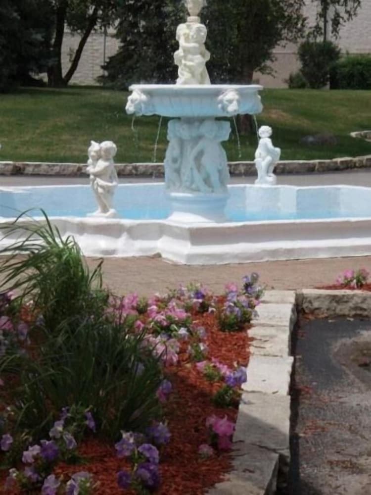 Bloomington Vacations - The Chateau Hotel and Conference Center - Property Image 18