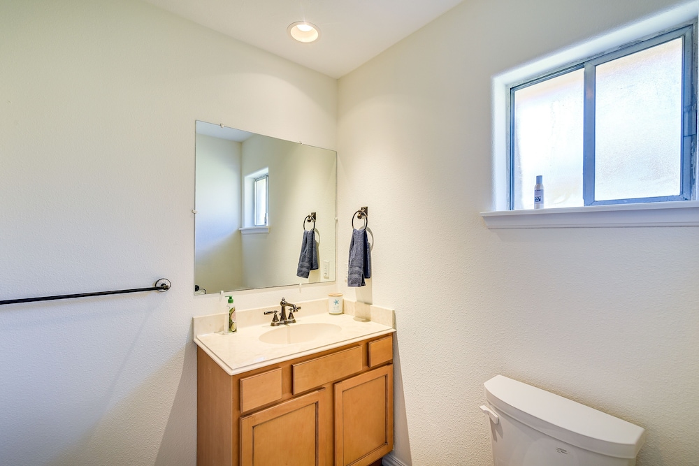 Walk to Beach: Galveston Getaway w/ Deck!