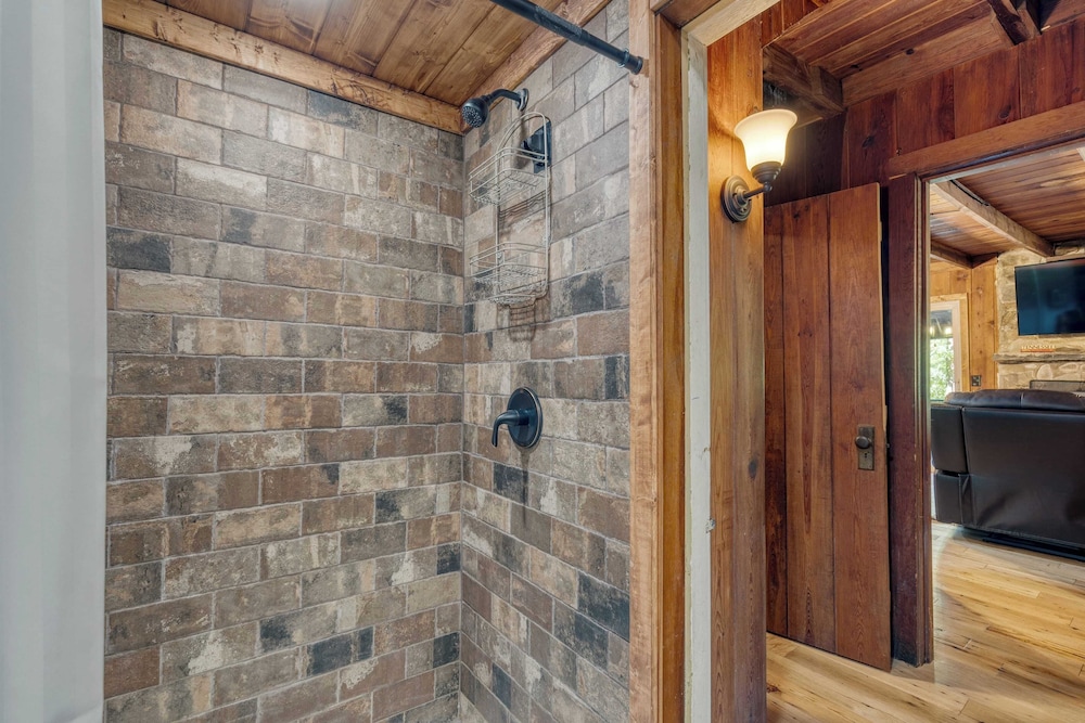 Riverwood Gatlinburg/pigeon Forge Cabin w/ River Views