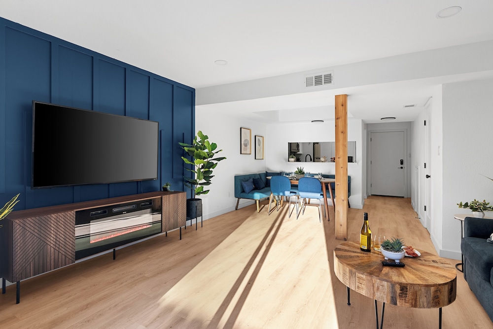 MCM Condo Near DT SoCo Pet Friendly