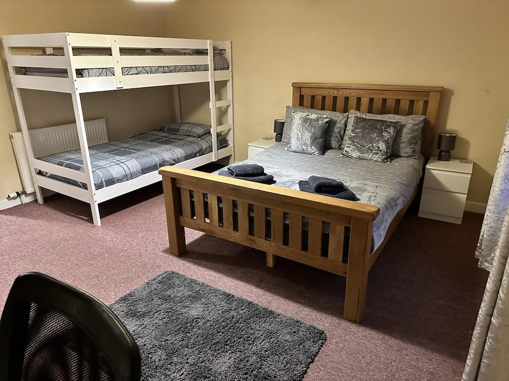 Llanidloes - Sleeps 7 - Parking - Pet Friendly