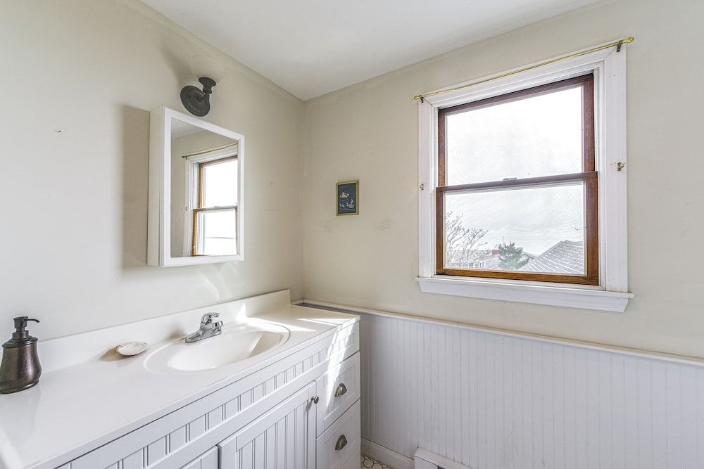 Marshfield Home w/ 4 Decks & Private Beach Access!