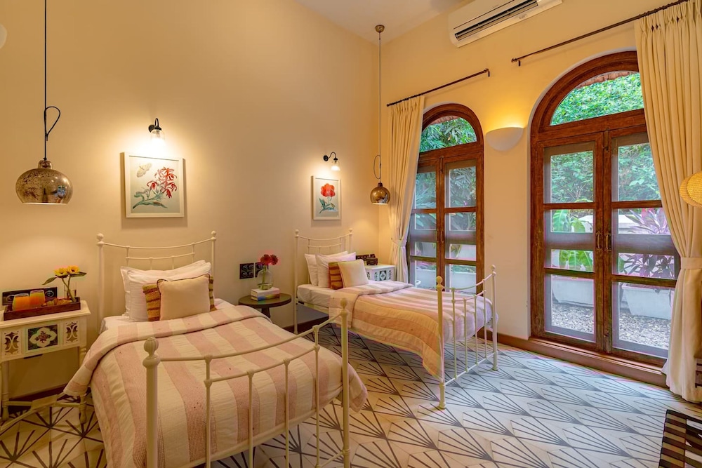 Loto Bianco by Hireavilla -4br w Pvt Pool Siolim