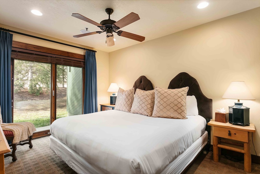 1617 - Six Bedroom plus Den Lakeside 6 Condo