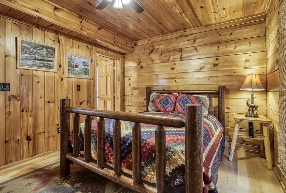 Secluded Hideaway 2 Bedroom Cabin by RedAwning view 3