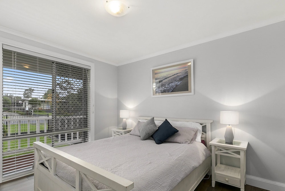 Settle in on 260 Settlement in Cowes view 3